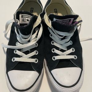 Like new women’s size 8 converse shoes